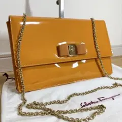 保存袋付き フェラガモ ショルダーバッグ チェーン ヴァラ リボン パテント