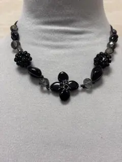 ネックレス　黒の花モチーフ　ハンドメイド風　クリスタルビーズ