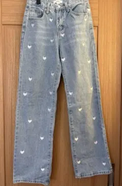 FOREVER 21 ハート柄刺繍 デニムパンツ　ストレートデニム　サイズ25のサムネイル
