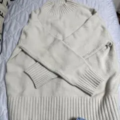 アイボリー タートルネックニット
