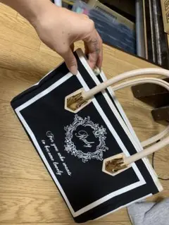 黒のロゴ入りトートバッグ