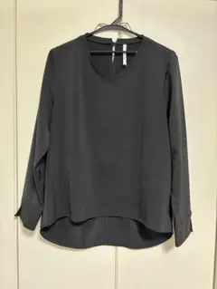 Dignite Collier Vネックブラウス