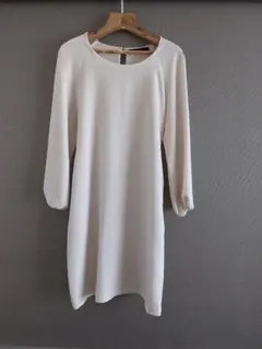 クリーム色 バックオープン 長袖ワンピース