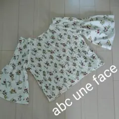 abc une face＊小花柄 トップスのサムネイル