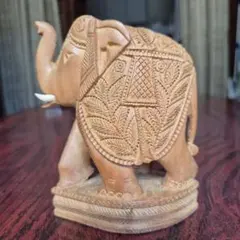 木製象の彫刻 約１３センチ