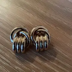 ゴールド ツイストリング イヤリングのサムネイル