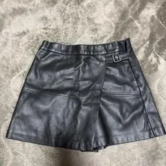 ZARA 黒 合成皮革 ショートパンツ