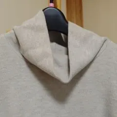 ベージュ ハイネック 長袖 スウェット