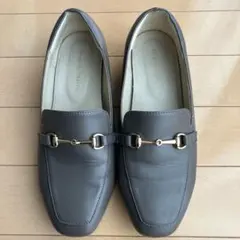 【跳べるパンプス】スクエアトゥビットモチーフローファー　グレー