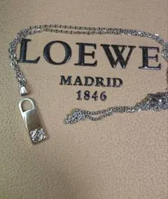 【正規 美品】LOEWE アナグラム刻印ロゴ銀色チャーム/ネックレスチェーン メルカリ