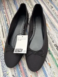 H&Mリボン付きブラックフラットシューズ 42