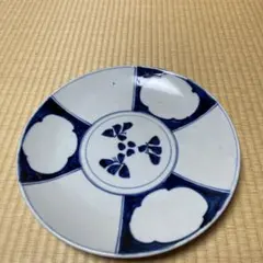 青い花模様の陶器皿