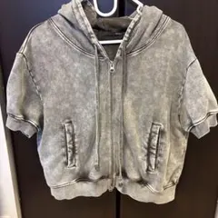 Heatherのグレー ショート丈 フード付き パーカー
