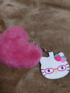 ハローキティ　ふわふわファーチャーム　イチゴめがねっコ②