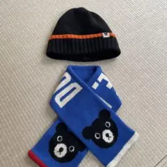 DOUBLE.B黒とオレンジのリブ編みニット帽とブルーのマフラー