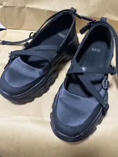 HARE ブラック クロスストラップメリージェーンシューズ