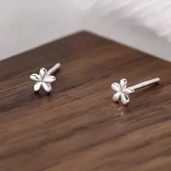 A219　ミニ　銀　花　シルバー　両耳用 小ぶり 上品 シンプル　誕プレ　小さい