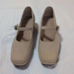 ベージュ ストラップ付き スエード風パンプス　22.5cm