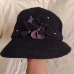 黒の花飾り付きバケットハット