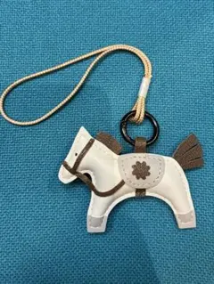 馬型キーホルダー グレーホワイト・ブラウン　チャーム　レザー風