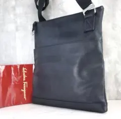 サルバトーレフェラガモ メンズ ショルダーバッグ 斜め掛け 本革 黒 ビジネス