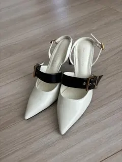 CHARLES & KEITH ホワイト・ブラック ポインテッドトゥ ミュール