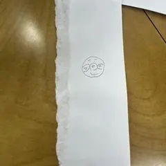 白色の切りっぱなしの紙