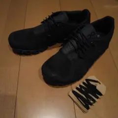On Cloudブラック ランニングシューズ