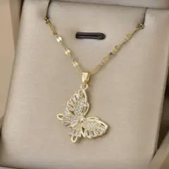 ビジューバタフライ ゴールドキラキラネックレス 蝶々 [新品未使用 送料込み]