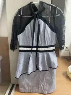 グレーと黒のペプラムナイトドレス