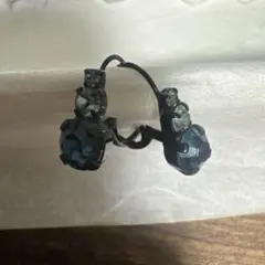 AGATHA 黒色カットクリスタルフープピアス