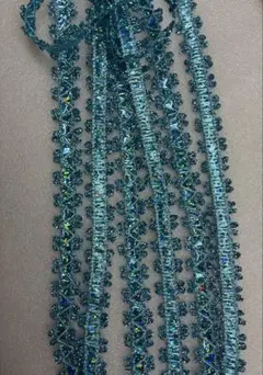 光沢のあるライトブルーのレースリボン