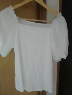 ホワイト オフショルダー パフスリーブ トップス