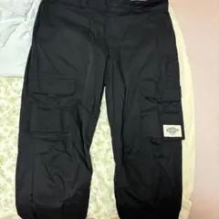 黒のカーゴパンツ