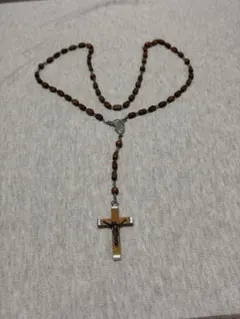 木製ビーズの十字架ネックレス