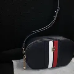 TOMMY HILFIGERのショルダーバッグ 袋付き 定価¥24200 ブルー - メルカリ