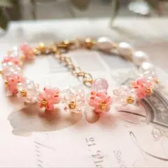 ハンドメイドパール×ピンクの小花ビーズブレスレット｜可愛い・上品・やわらかい印象