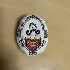 刺繍デザインのブローチ
