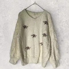 アース　美品　ニット　白　モコモコ　刺繍　花柄　Ｖネック　セーター　カジュアル