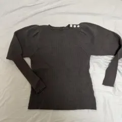 ナチュラルビューティベーシック　ビジュー付ベージュリブニット 長袖 クルーネック