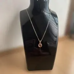 ゴールドトーンのクリスタルペンダントネックレス