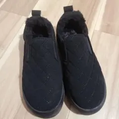 暖かいボア中敷きあり！合わせやすいブラックシューズ