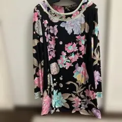 美品✨レオナール チュニック丈 襟つきトップス 花柄 トリム ロゴ ブラック40 美品✨レオナール チュニック丈 襟つきトップス 花柄 トリム