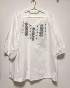お値下げ中❣レディースブラウス　刺繍入りホワイト七分袖