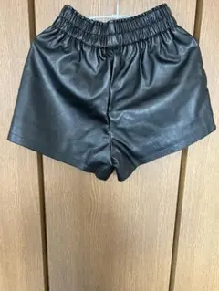 フェイクレザーショートパンツ