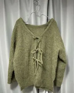 オリーブグリーン Vネックニット