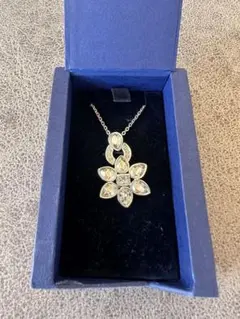 Swarovski フラワーモチーフネックレス