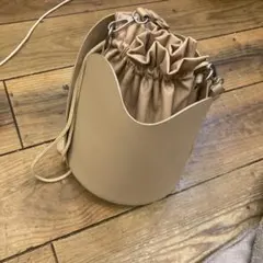 ベージュ 巾着型 ショルダーバッグ