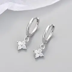【匿名配送✨新品】フープピアス　シルバー　ジルコニア　ゆれるピアス　四葉