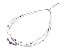 多色のビーズが施された3連ロングネックレス。